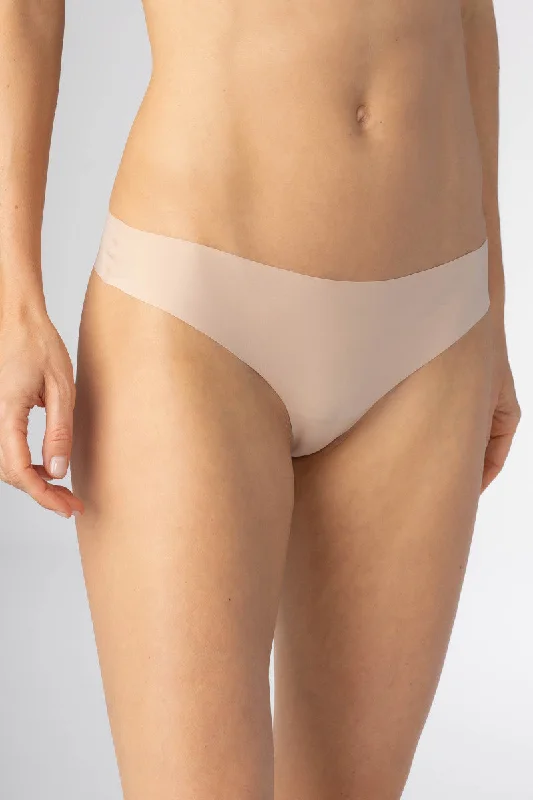 seamless panties with a concealed pocket for added convenienceString 79642 376 cream tan